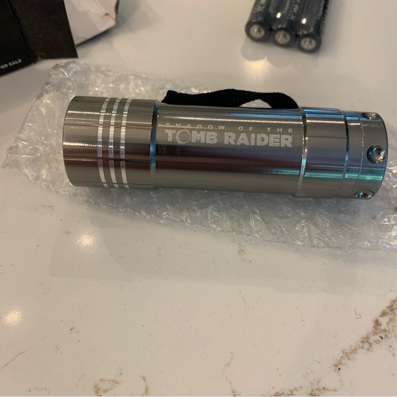 Shadow Of The Tomb Raider MINI Flashlight GAMESTOP Exclusive Pre-order Promo NEW - Picture 3 of 7